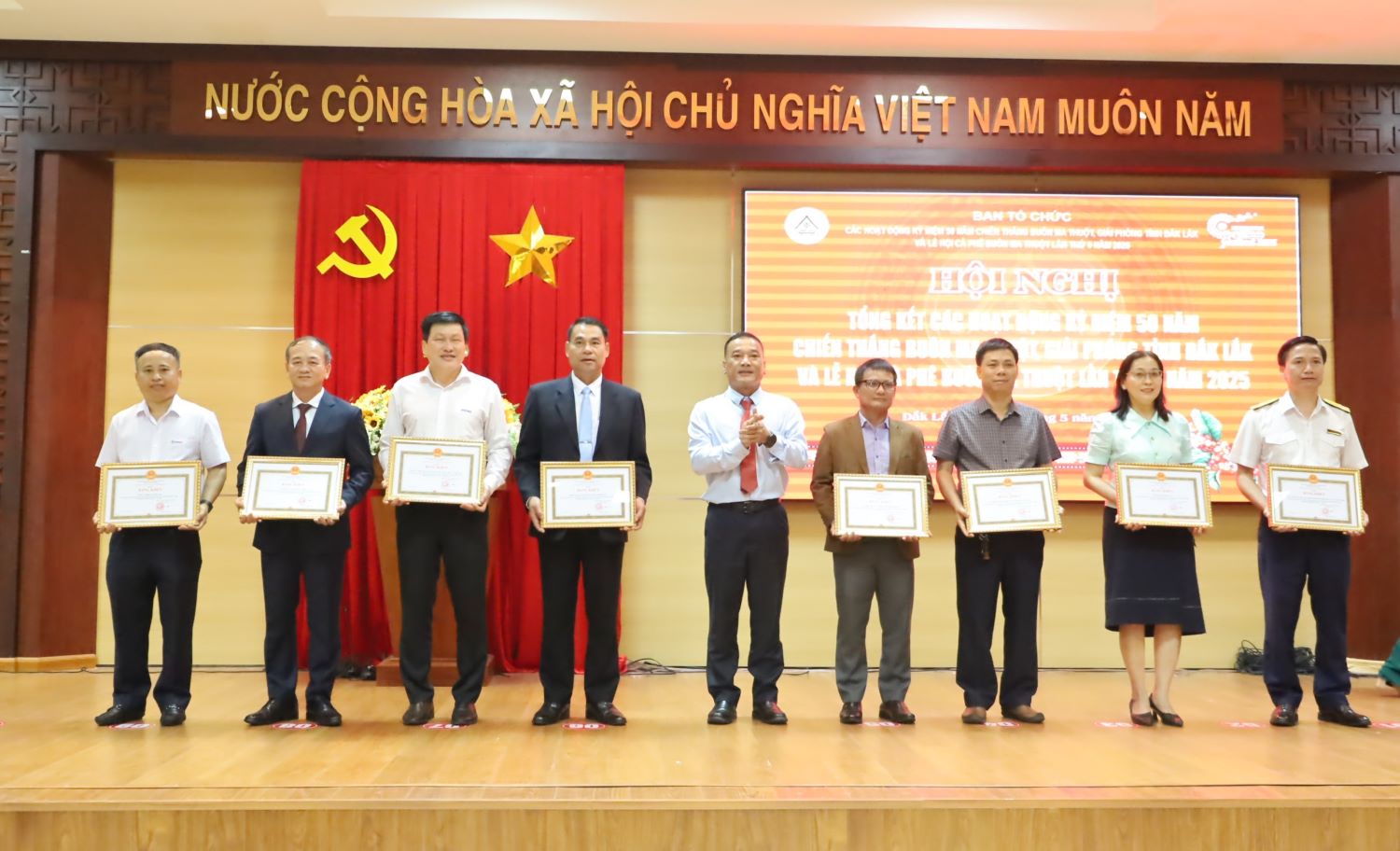 Đồng chí Y Giang Gry Niê Knơng – Chủ tịch Ủy ban Mặt trận Tổ quốc Việt Nam tỉnh trao tặng Bằng khen cho các tập thể.